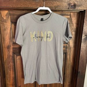 BE KIND T SHIRT WOMEN SIZE MEDIUM​